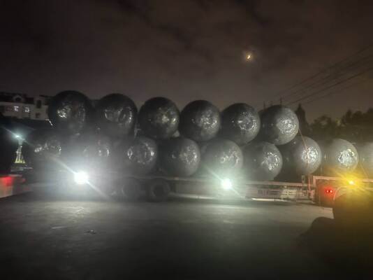 সামুদ্রিক ফেনডার পিইউ পলিউরেথেন ফোম কাঁচা যা চমৎকার স্থিতিস্থাপকতা এবং সামুদ্রিক পরিবেশের চাপের প্রতিরোধের বৈশিষ্ট্যযুক্ত